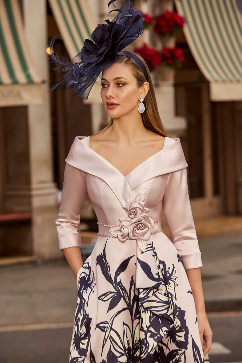 Veni Infantino 992520 Rose / Navy Print A Line Dress
This beautiful mid length dress features three quarter length sleeves and a flattering v-neck neckline with fitted bodice.