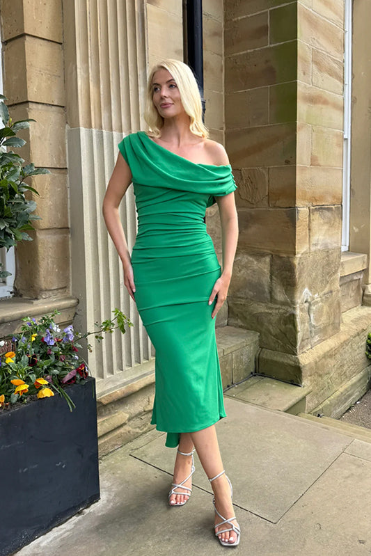 Atom Label Mercury Emerald Dress
A stunning one-shoulder dress perfect for weddings and special occasions.
 Crafted with exquisite emerald green hue fabric, it's sure to make a statement at your special event.