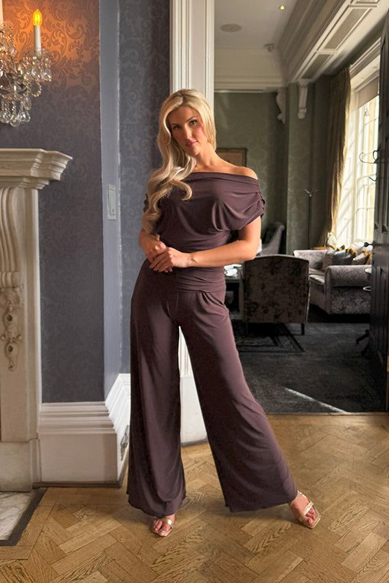 Atom Label Carbon Chocolate Jumpsuit
The ATOM LABEL Carbon jumpsuit is a timeless luxury staple that will have you looking and feeling your best for any occasion.
