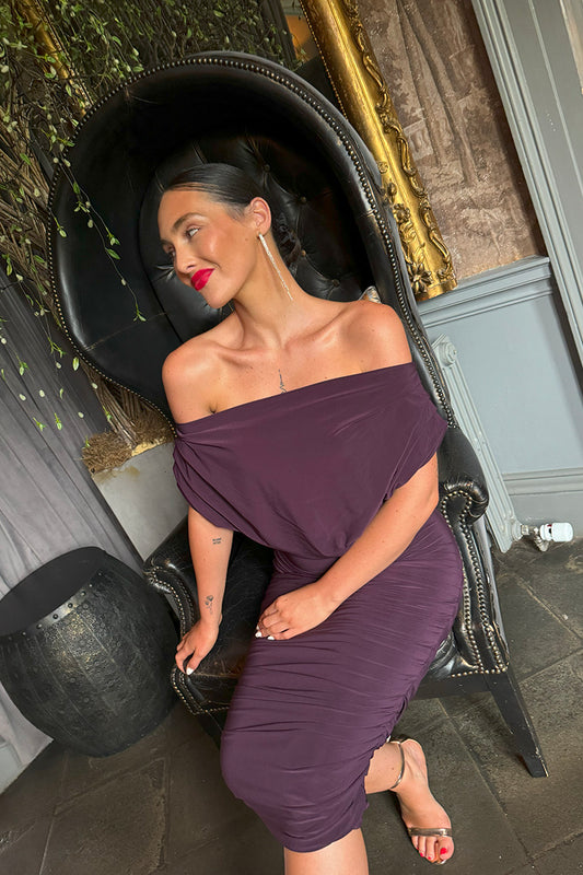 Atom Label Oxygen Navy Dress
Indulge in summer sophistication with our Navy OXYGEN Jersey Dress. 
Its classic colour exudes timeless elegance, making it the perfect choice for any summer event.