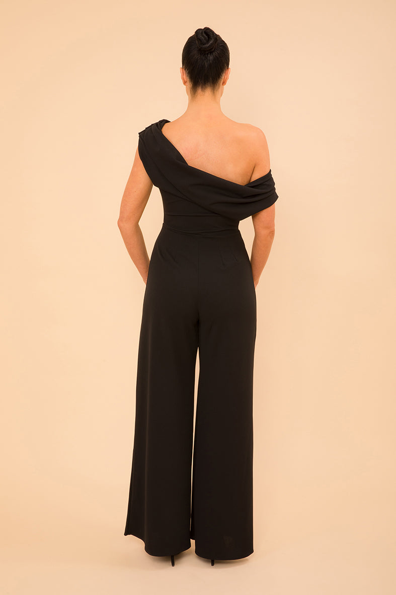 Introducing the AW25 ATOM LABEL Venice Jumpsuit in black
A chic and versatile design that will elevate your wardrobe. The drop shoulder feature adds a touch of modernity, allowing you to wear it on or off the shoulders.