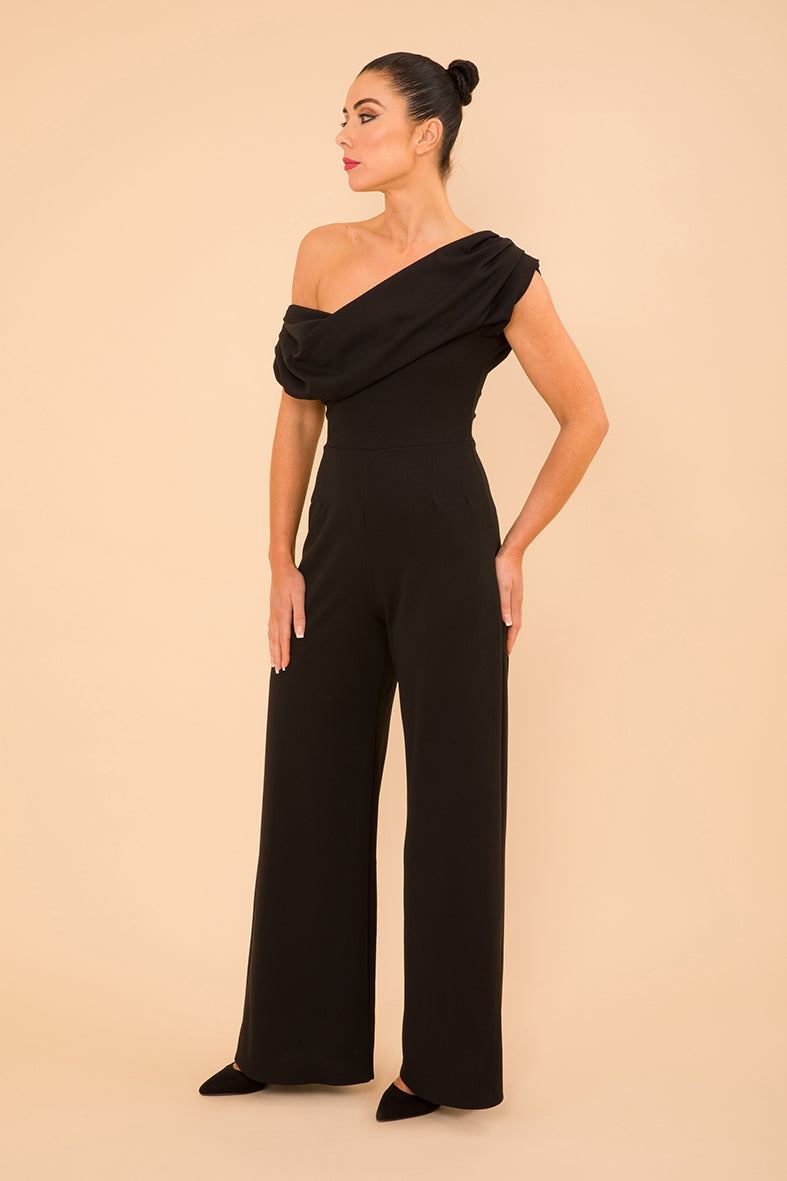 Introducing the AW25 ATOM LABEL Venice Jumpsuit in black
A chic and versatile design that will elevate your wardrobe. The drop shoulder feature adds a touch of modernity, allowing you to wear it on or off the shoulders.