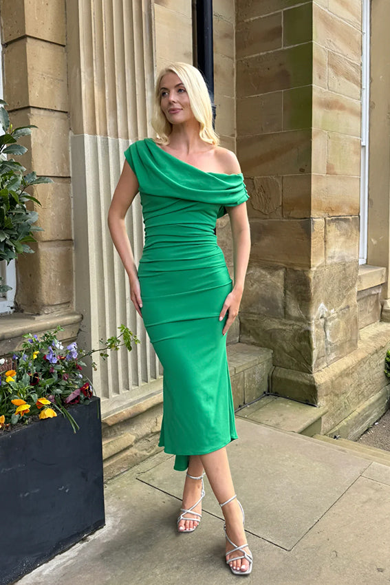 Atom Label Mercury Emerald Dress
A stunning one-shoulder dress perfect for weddings and special occasions.
 Crafted with exquisite emerald green hue fabric, it's sure to make a statement at your special event.